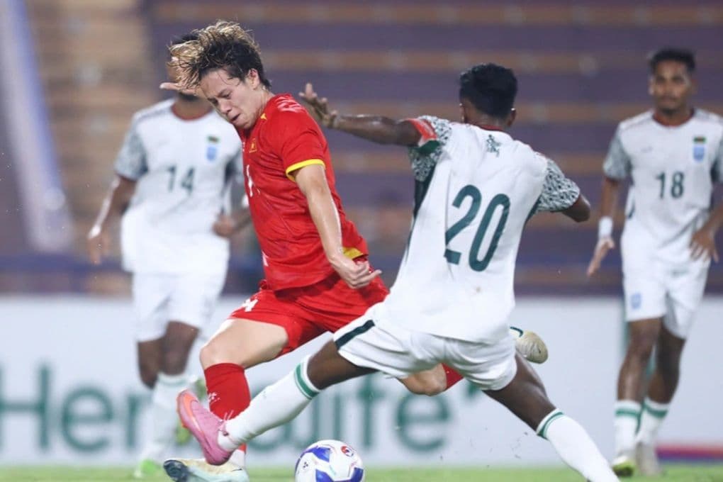 Tiền vệ Viktor Lê của U23 Việt Nam trong một pha tranh bóng, thể hiện dấu ấn chiến thuật của HLV Kim Sang-sik.