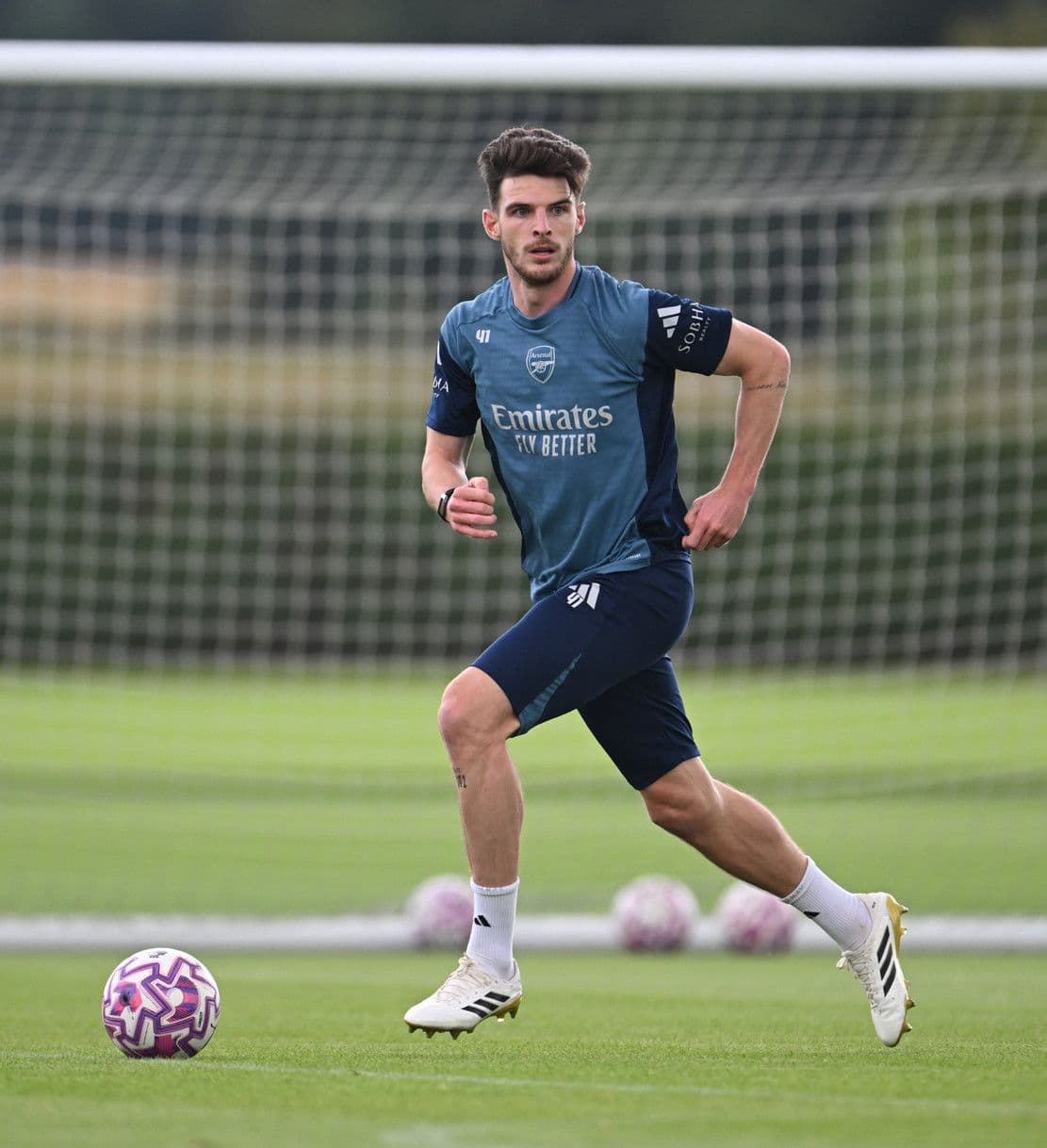 Tiền vệ Zubimendi của Arsenal trong buổi tập, đại diện cho dàn tân binh của kỷ nguyên mới.