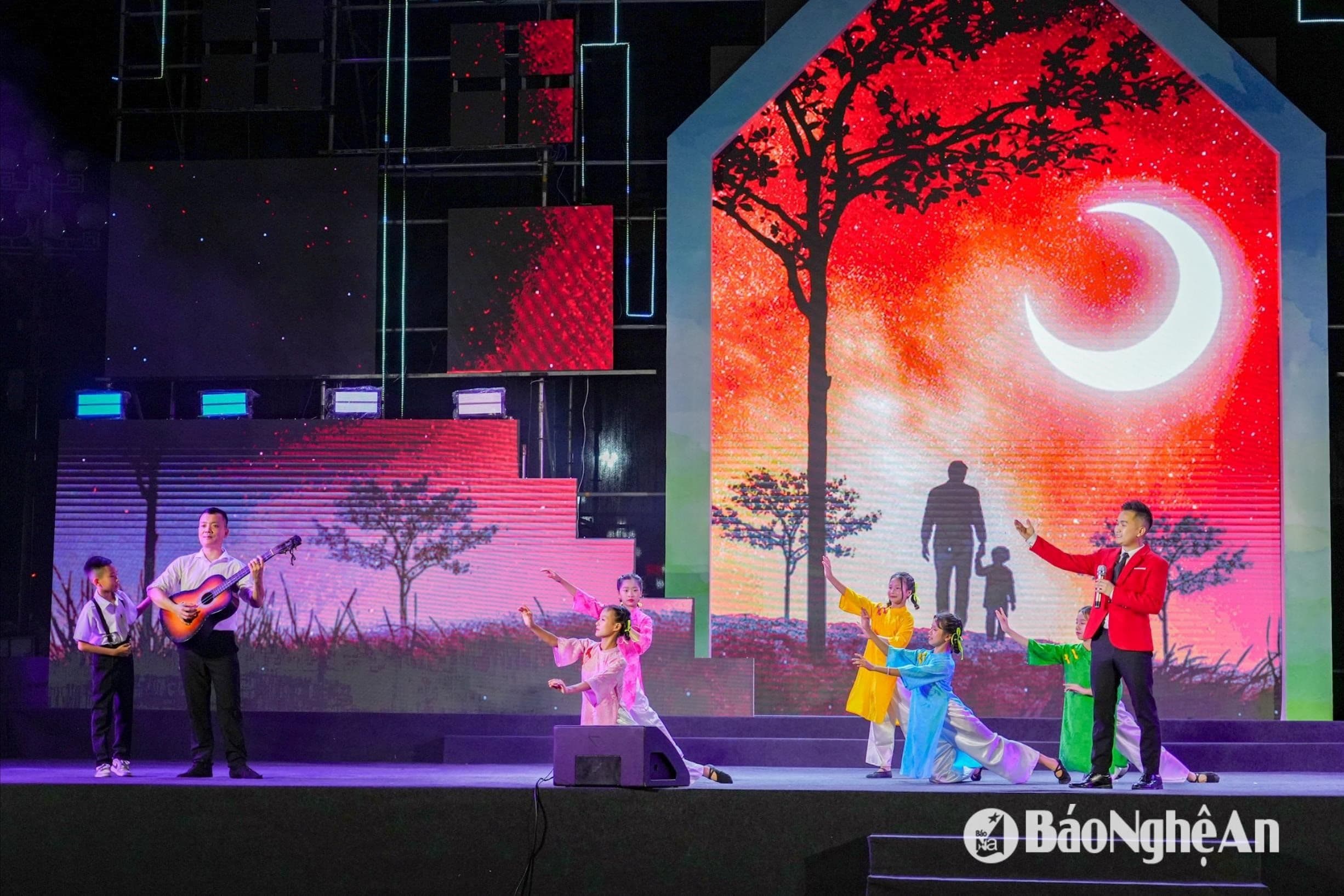 Tiết mục văn nghệ tôn vinh giá trị gia đình và truyền thống văn hóa.