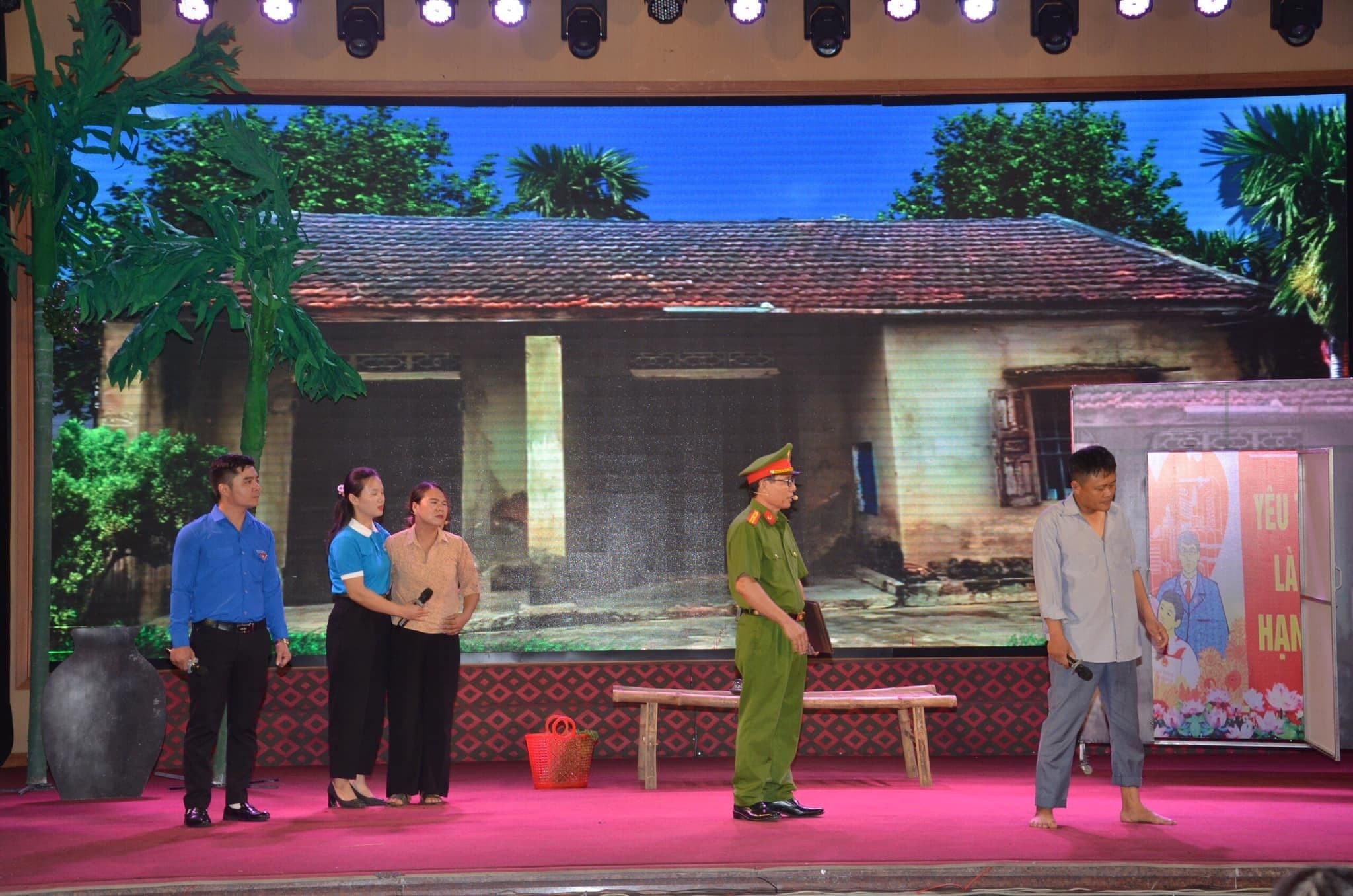 Tiểu phẩm tuyên truyền về phòng chống bạo lực gia đình, minh họa thách thức và nỗ lực bảo vệ giá trị gia đình.