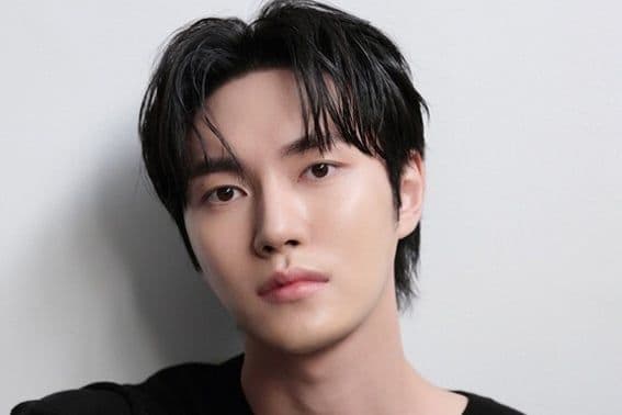 Tiêu đề tin tức giả mạo về Jung Bae kết hôn, một ví dụ về thông tin cần được kiểm chứng trong Ngày Cá tháng Tư.