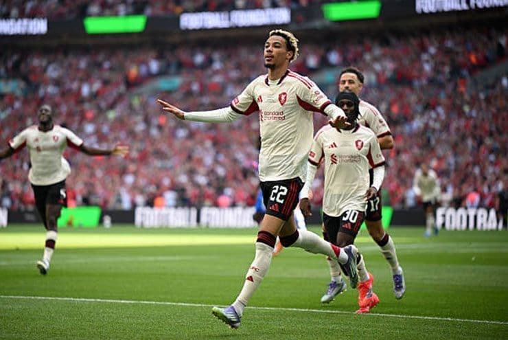 Tân binh Ekitike của Liverpool ăn mừng bàn thắng sớm tại Siêu Cúp Anh.