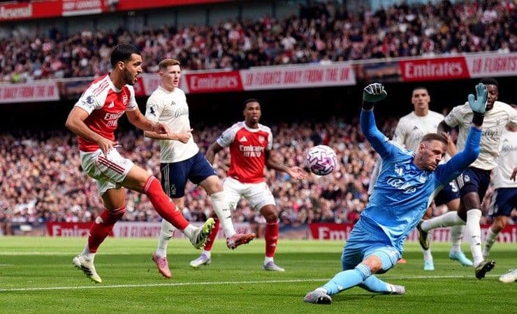 Tân binh Eze của Arsenal trong pha xử lý bóng khéo léo, góp phần vào chiến thắng của đội.