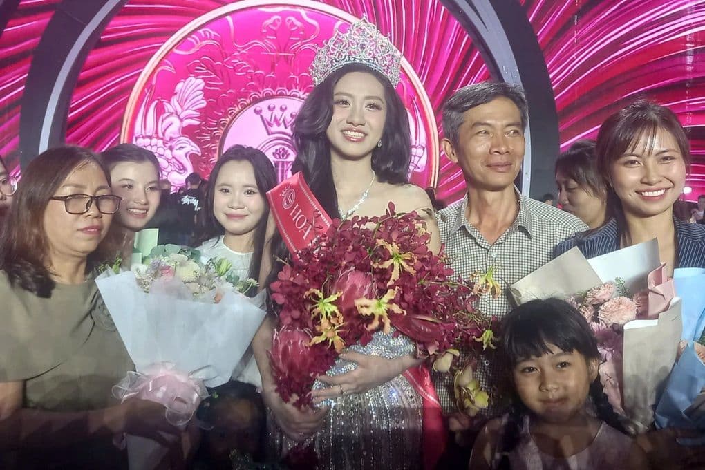 Tân Hoa hậu Hà Trúc Linh cùng gia đình trong khoảnh khắc đăng quang đầy xúc động.