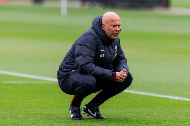Tân huấn luyện viên Arne Slot của Liverpool trên sân tập.