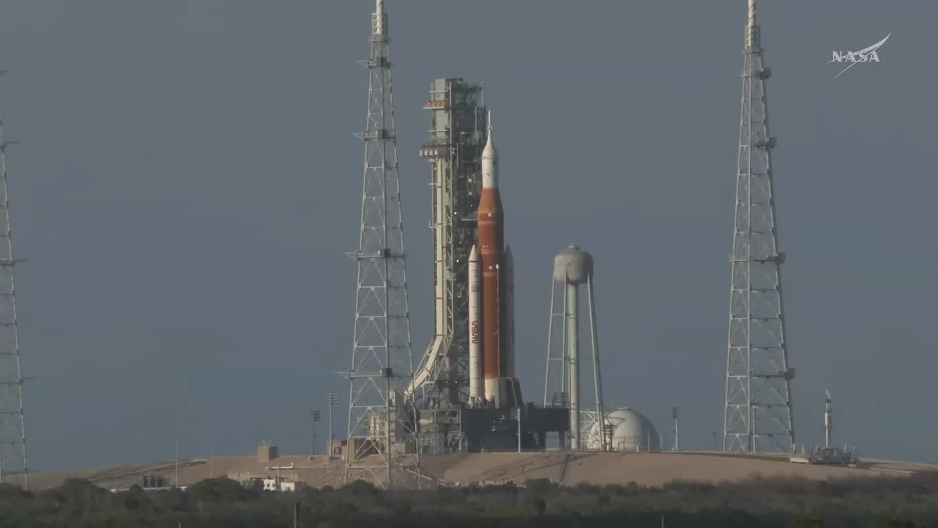 Tên lửa SLS của NASA trên bệ phóng, chuẩn bị cho sứ mệnh Artemis II tới Mặt Trăng