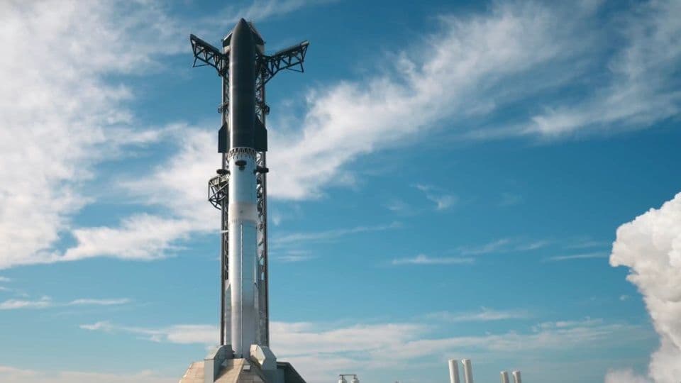 Tên lửa Starship V3 của SpaceX đứng trên bệ phóng, thể hiện kích thước khổng lồ và sự sẵn sàng cho hành trình chinh phục không gian.