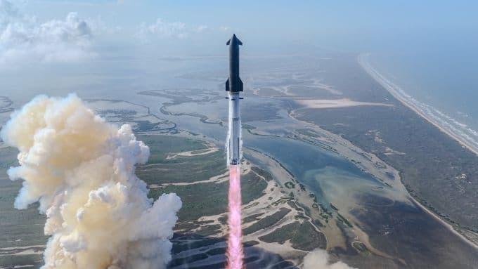 Tên lửa Starship V3 của SpaceX phóng lên không gian, tạo ra cột khói và lửa khổng lồ, thể hiện sức mạnh vượt trội.