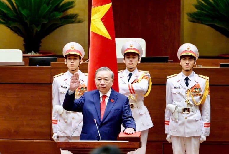 Tổng Bí thư, Chủ tịch nước Tô Lâm thực hiện nghi lễ tuyên thệ nhậm chức, xây dựng niềm tin giữa lãnh đạo và nhân dân.