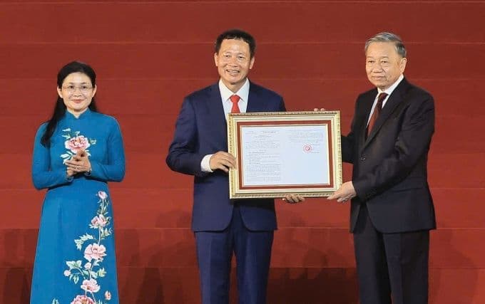 Tổng Bí thư, Chủ tịch nước Tô Lâm trao Nghị quyết thành lập TP Đồng Nai, đánh dấu bước ngoặt lịch sử.