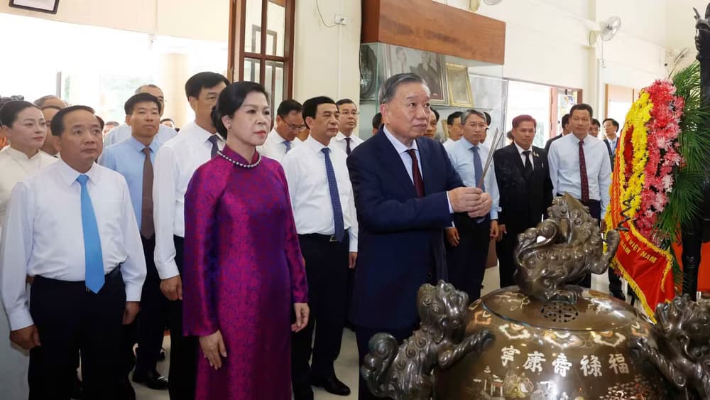 Tổng Bí thư, Chủ tịch nước Tô Lâm và Phu nhân dâng hương tại Khu di tích Chủ tịch Hồ Chí Minh ở Udon Thani, Thái Lan, thể hiện sự tri ân và ngoại giao văn hóa.