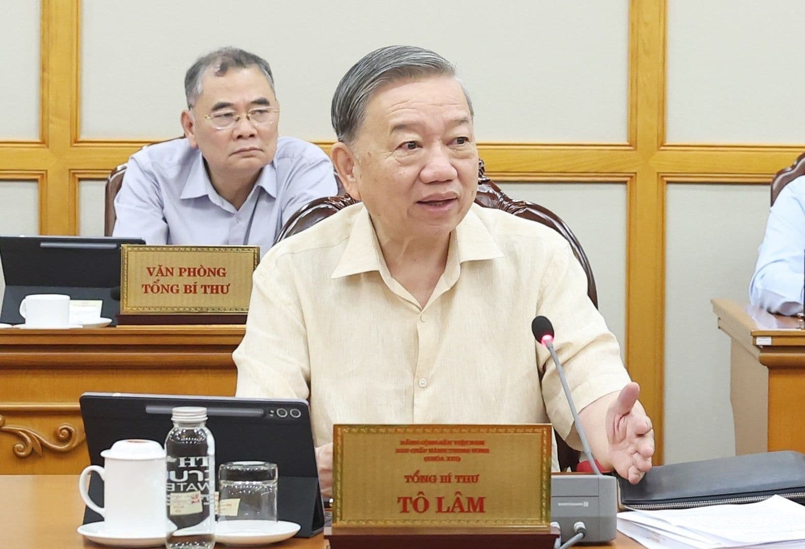 Tổng Bí thư phát biểu về việc bổ sung quy định chế độ tiền lương, phụ cấp cho cán bộ, công chức.