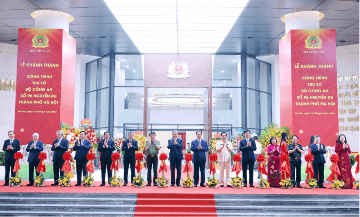 Tổng Bí thư Tô Lâm, Bộ trưởng Lương Tam Quang và các đại biểu cắt băng khánh thành trụ sở Bộ Công an 96 Nguyễn Du.