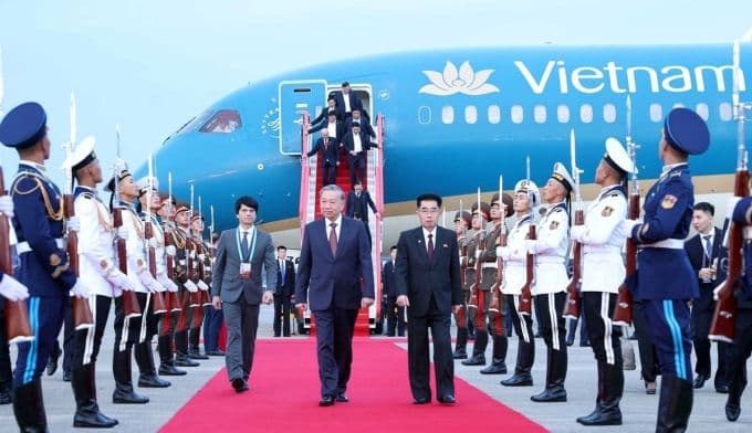 Tổng Bí thư Tô Lâm được đón tiếp trọng thể tại sân bay Bình Nhưỡng, mở đầu chuyến thăm lịch sử.