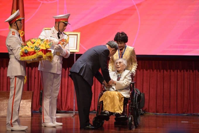 Tổng Bí thư Tô Lâm chúc mừng bà Nguyễn Thị Bình tại lễ trao danh hiệu Anh hùng Lao động.