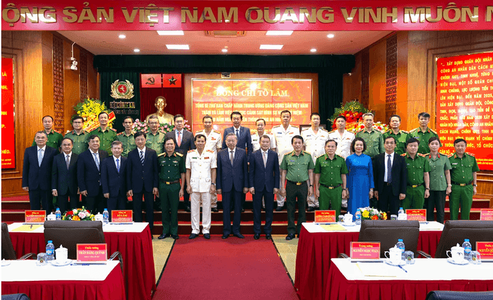 Tổng Bí thư Tô Lâm chụp ảnh cùng các cán bộ, chiến sĩ Cảnh sát hình sự và đại biểu.