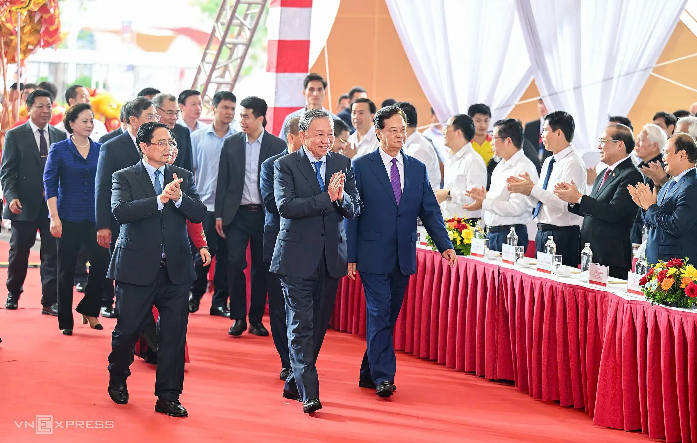 Tổng Bí thư Tô Lâm, Thủ tướng Phạm Minh Chính và các lãnh đạo cấp cao tại lễ khánh thành Trung tâm Hội chợ Triển lãm Quốc gia mới.