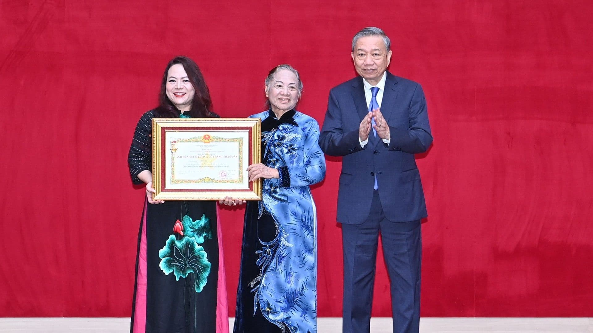 Tổng Bí thư Tô Lâm trao Danh hiệu Anh hùng Lực lượng vũ trang nhân dân cho gia đình Thượng tướng Bùi Thiện Ngộ.