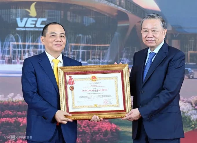 Tổng Bí thư Tô Lâm trao Huân chương Lao động hạng Nhất cho Tập đoàn Vingroup, ghi nhận thành tựu xây dựng kỷ lục của Trung tâm Triển lãm Quốc gia.