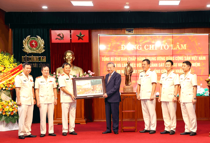 Tổng Bí thư Tô Lâm trao quà cho Cục Cảnh sát hình sự, biểu tượng của 'quả đấm thép'.