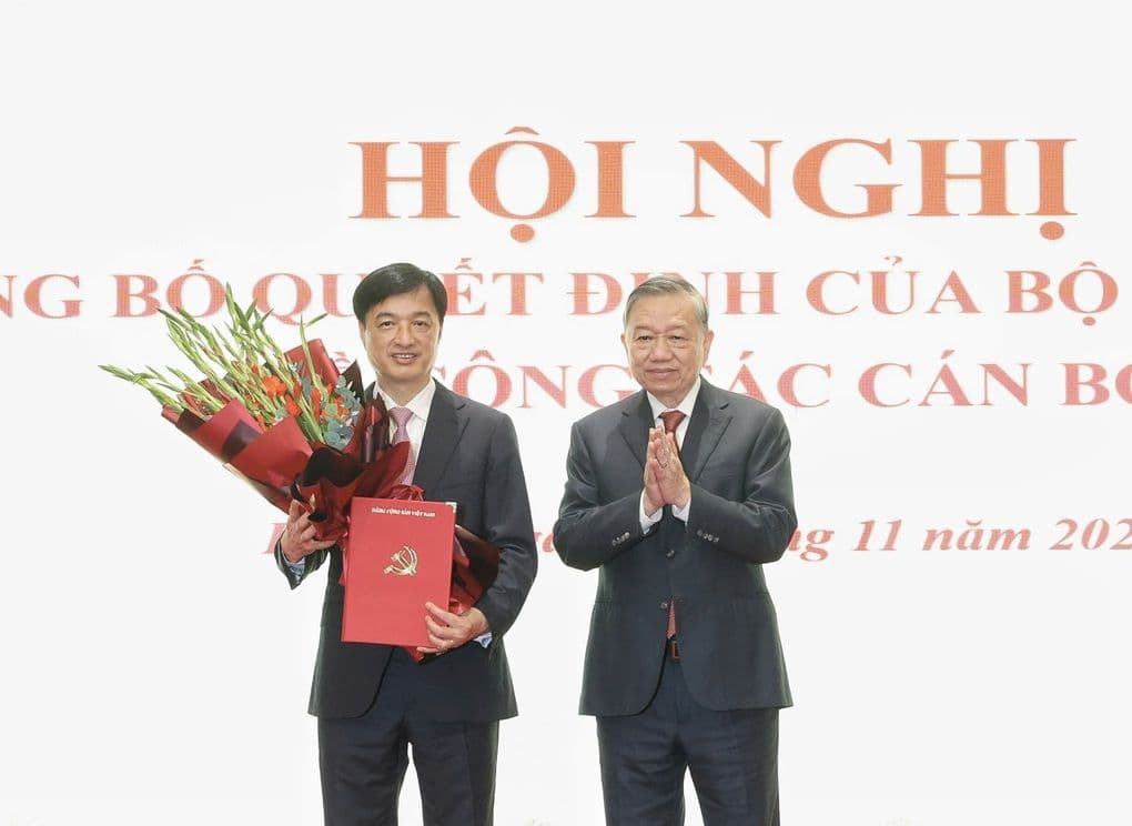 Tổng Bí thư Tô Lâm trao quyết định bổ nhiệm Bí thư Thành ủy Hà Nội cho ông Nguyễn Duy Ngọc.