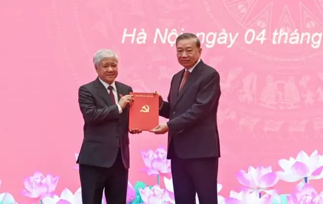 Tổng Bí thư Tô Lâm trao quyết định bổ nhiệm nhân sự mới, thể hiện sự chuyển giao và đổi mới lãnh đạo.