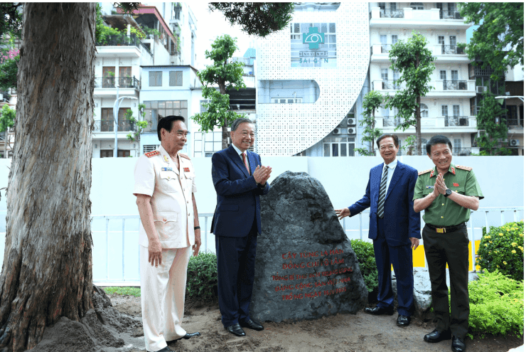 Tổng Bí thư Tô Lâm và các đại biểu trồng cây lưu niệm tại khuôn viên trụ sở Bộ Công an.