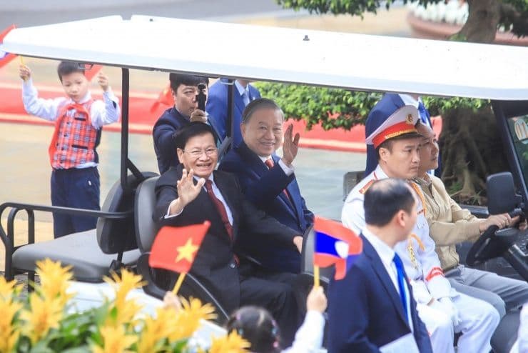 Tổng Bí thư Tô Lâm và Tổng Bí thư, Chủ tịch nước Lào Thongloun Sisoulith trao đổi tại Lễ đón, thể hiện tầm vóc lãnh đạo của hai nước.