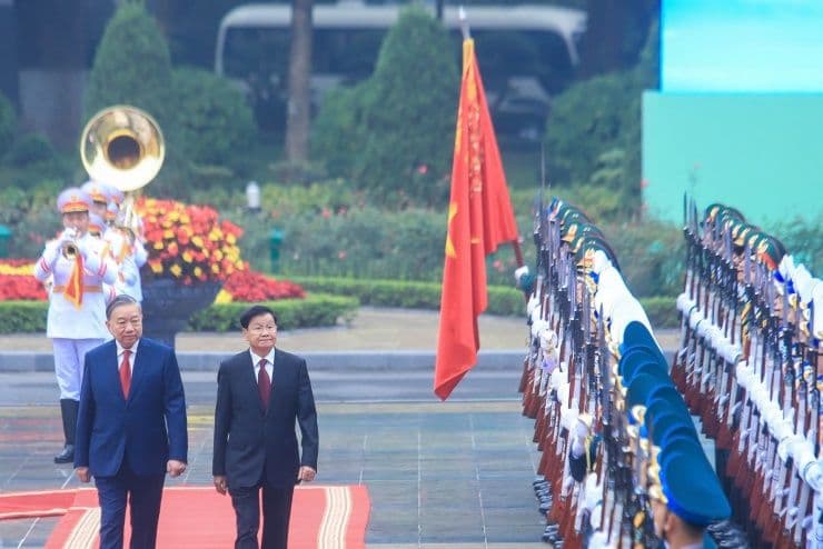 Tổng Bí thư Tô Lâm và Tổng Bí thư, Chủ tịch nước Lào Thongloun Sisoulith duyệt Đội Danh dự trong lễ đón cấp Nhà nước tại Hà Nội.