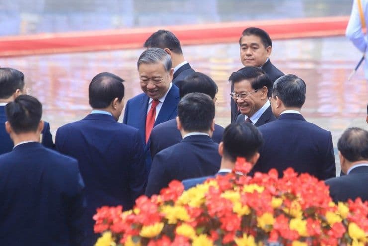 Tổng Bí thư Tô Lâm và Tổng Bí thư, Chủ tịch nước Lào Thongloun Sisoulith giới thiệu các thành viên đoàn cấp cao hai nước trước cuộc hội đàm.