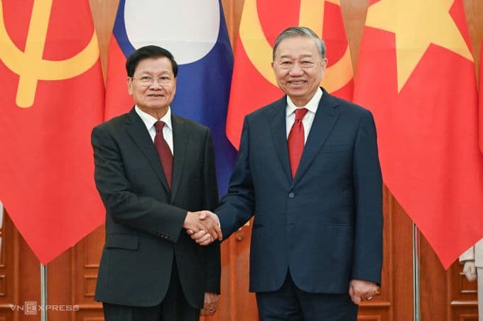 Tổng Bí thư Tô Lâm và Tổng Bí thư, Chủ tịch nước Lào Thongloun Sisoulith bắt tay, biểu tượng cho mối quan hệ đặc biệt Việt-Lào.