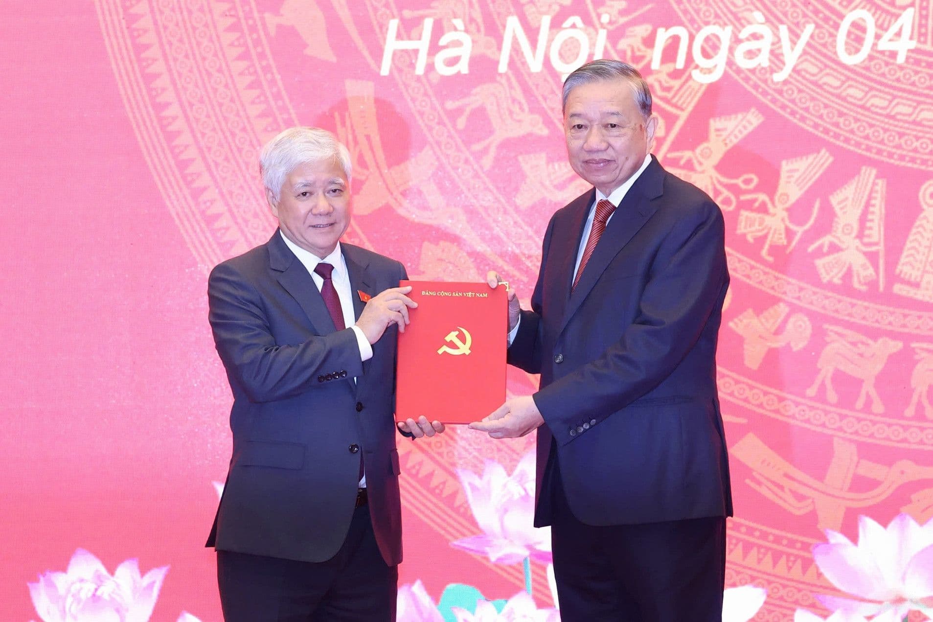 Tổng Bí thư trao quyết định bổ nhiệm cho một cán bộ cấp cao của Đảng