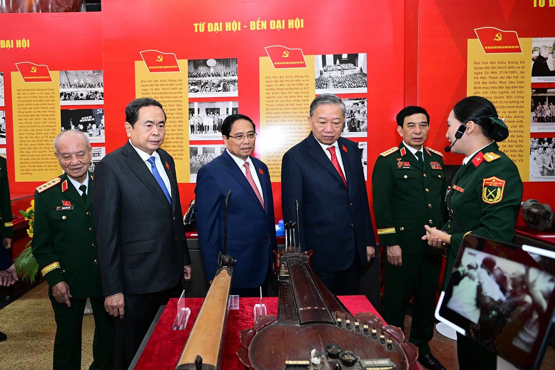 Tổng Bí thư và các lãnh đạo thảo luận về bảo vệ sự trong sạch của Đảng, chống lợi ích nhóm.