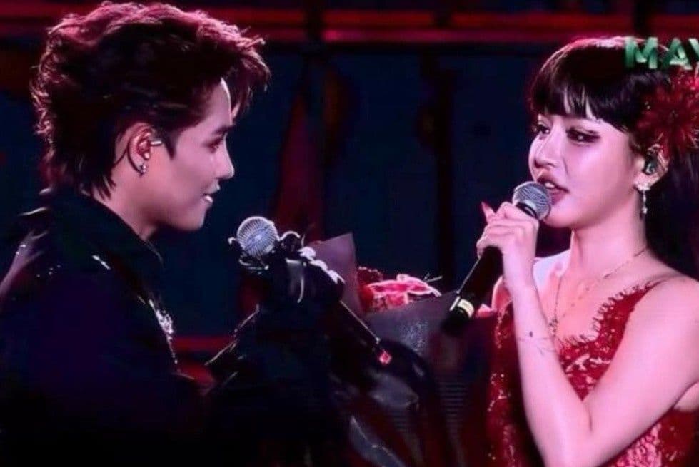 Tăng Duy Tân và Bích Phương trên sân khấu concert "Đấu trường sấm", Tăng Duy Tân tặng hoa cho Bích Phương