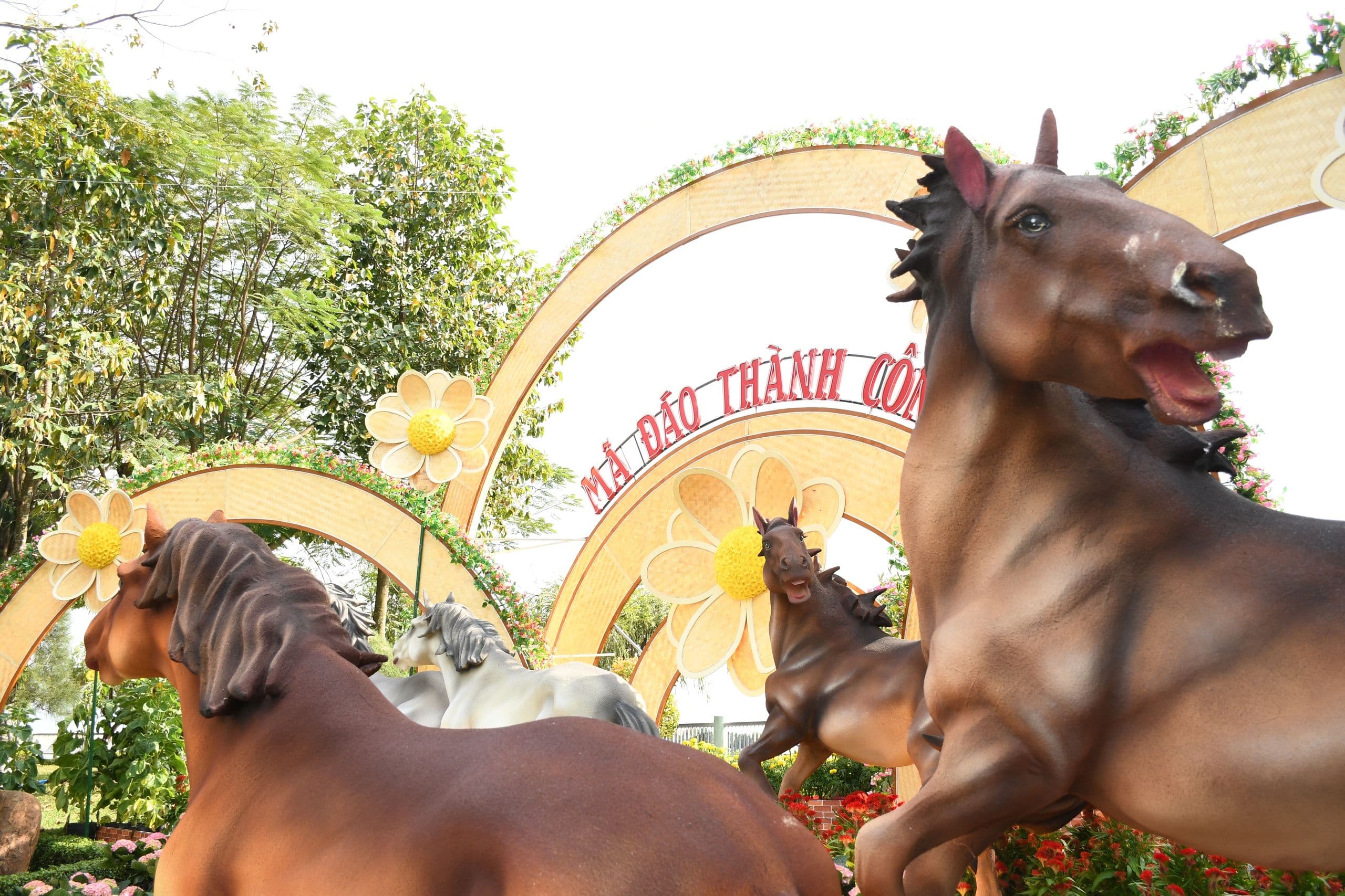 Tượng ngựa dũng mãnh với cổng 'Mã Đáo Thành Công' phía sau, tượng trưng cho sự kiên trì và nỗ lực.