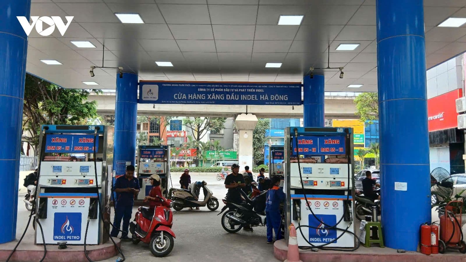 Tổng quan cây xăng Indel Petro, thể hiện sự kiểm soát và ổn định giá xăng dầu tại Việt Nam