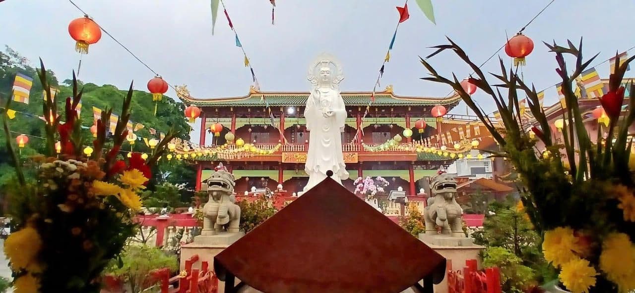 Tượng Quan Âm và kiến trúc chùa cổ kính, biểu tượng cho sự thanh tịnh và nơi tìm về khoảng lặng tâm hồn.