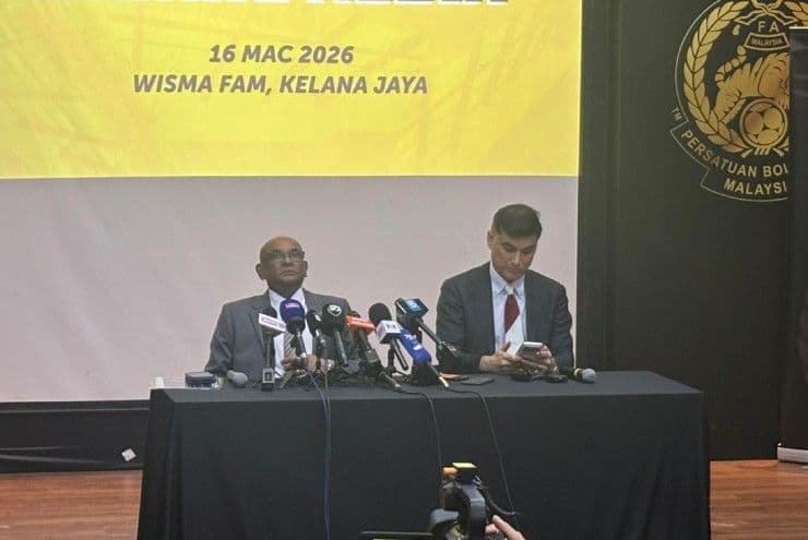 Tổng thư ký AFC Windsor John và đại diện FAM tại buổi họp báo về bê bối cầu thủ nhập tịch.