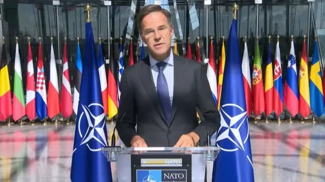 Tổng thư ký NATO Mark Rutte phát biểu trước các lá cờ quốc gia, nhấn mạnh tầm quan trọng của thông tin và sự thật trong khủng hoảng.