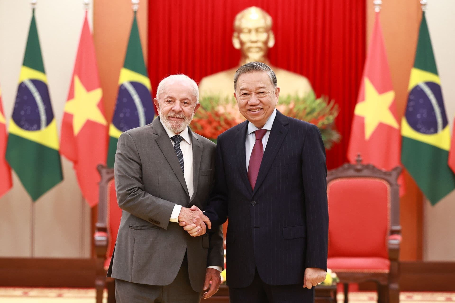 Tổng thống Brazil Lula da Silva bắt tay một quan chức Việt Nam, biểu tượng cho hợp tác đa phương giữa các quốc gia BRICS và đối tác.