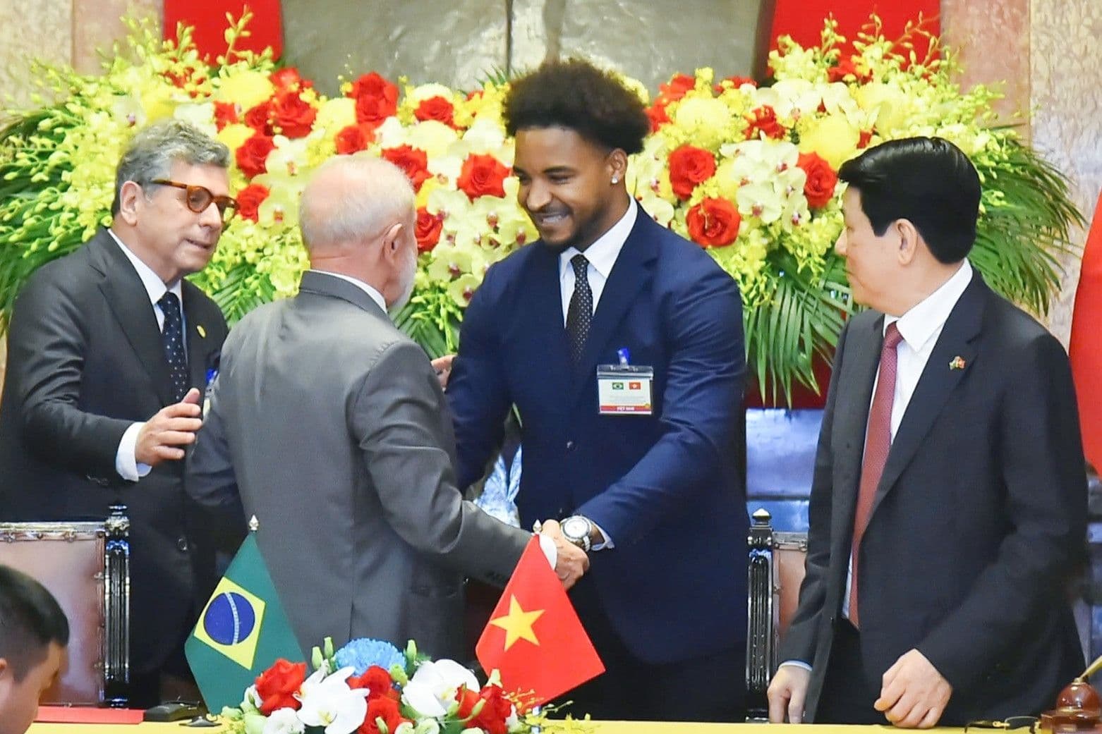 Tổng thống Brazil và đại diện Việt Nam trong một cuộc gặp, thể hiện sự thúc đẩy hợp tác Nam-Nam và quan hệ song phương.