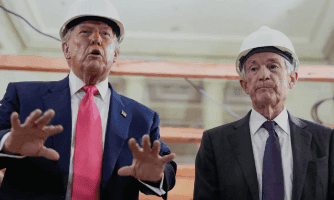 Tổng thống Donald Trump dọa kiện Chủ tịch Fed Jerome Powell, yêu cầu hạ lãi suất, thể hiện áp lực chính trị lên sự độc lập của Fed.