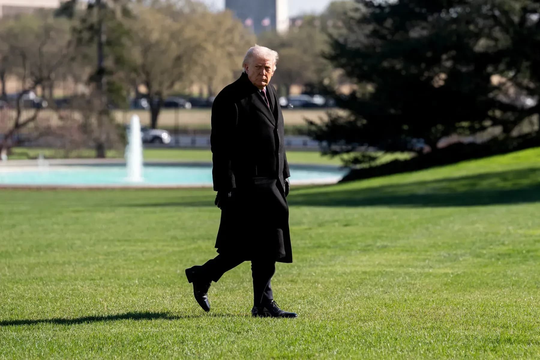 Tổng thống Donald Trump đi bộ, tượng trưng cho chính sách 'Nước Mỹ trên hết' và sự thay đổi trong chính sách đối ngoại