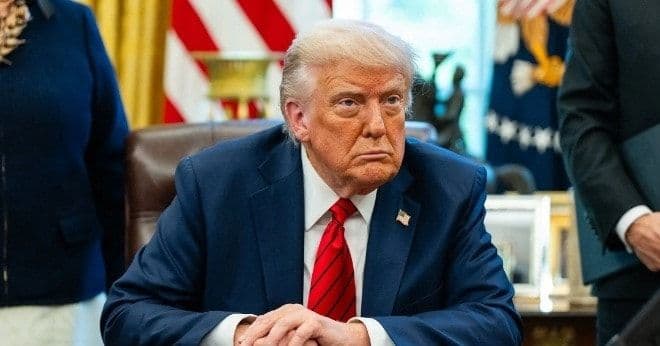 Tổng thống Donald Trump ký sắc lệnh áp thuế đối ứng 25% lên hàng hóa từ 14 quốc gia.