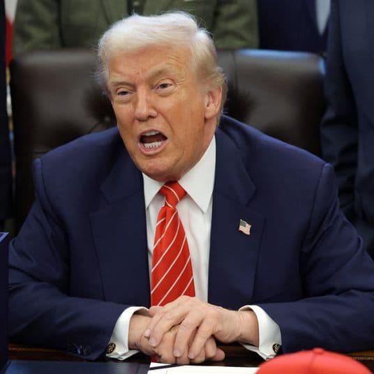 Tổng thống Donald Trump, người bị Bad Bunny chỉ trích vì phản ứng sau bão Maria.