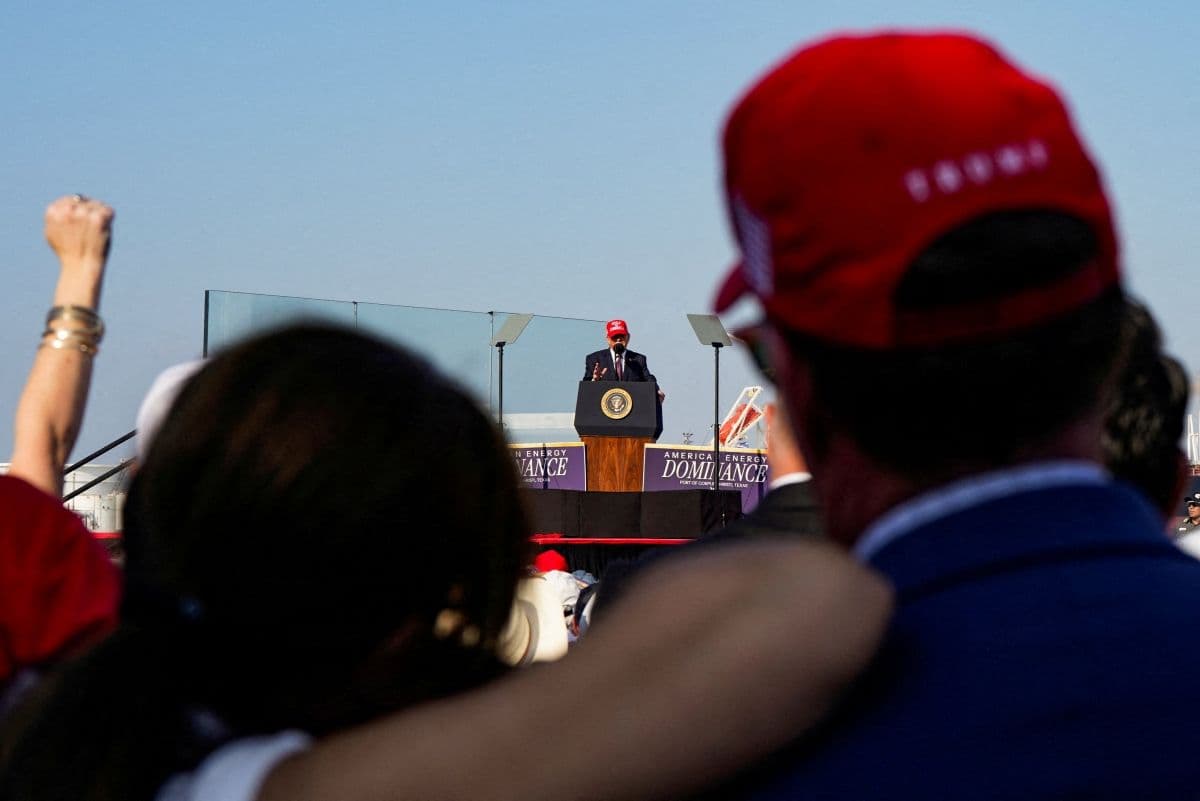 Tổng thống Donald Trump phát biểu trước đám đông, thể hiện phong cách hùng biện dân túy và những tuyên bố bất ngờ trên vũ đài chính trị.