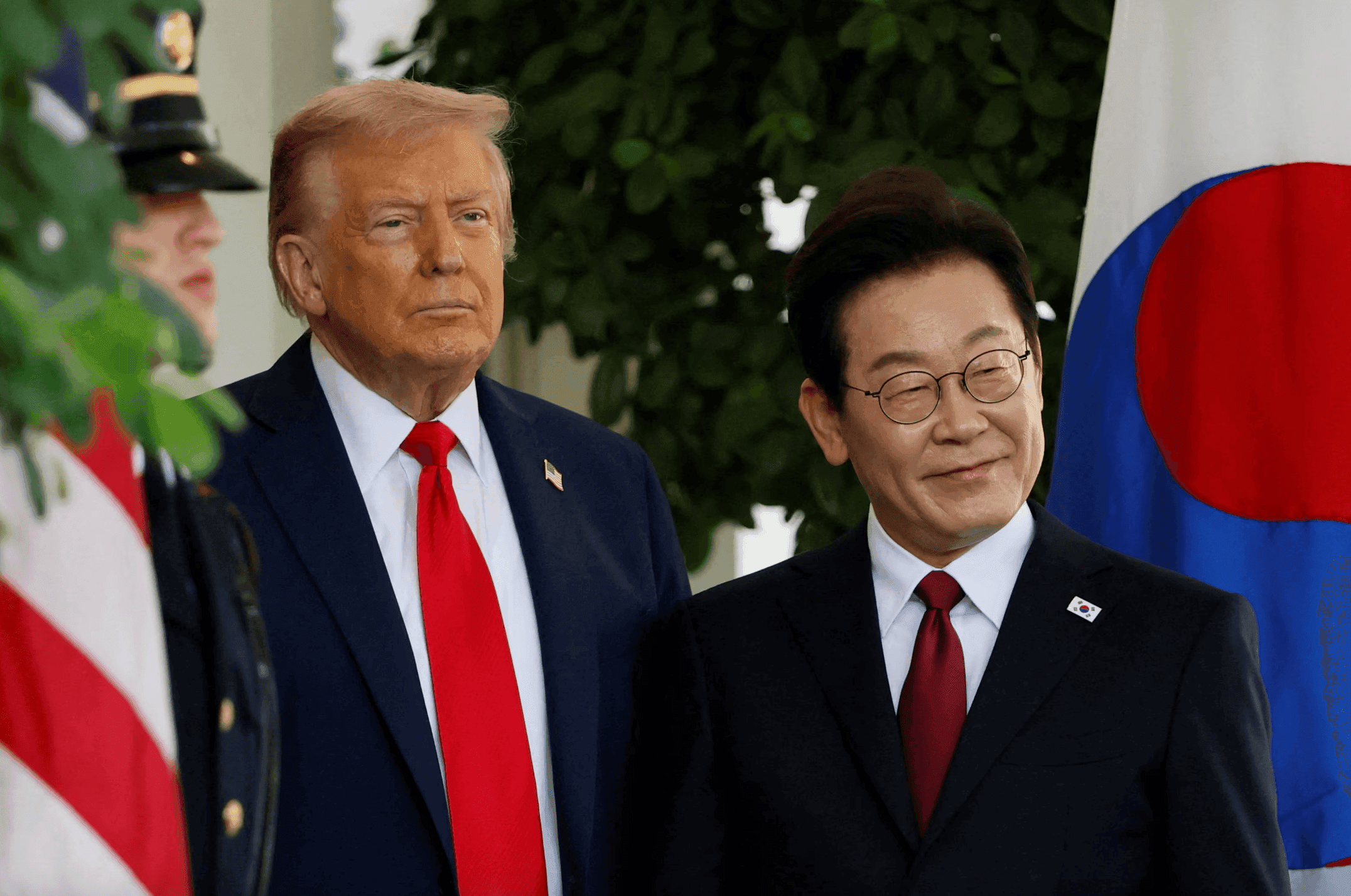 Tổng thống Donald Trump trong một cuộc gặp gỡ ngoại giao, thể hiện vai trò của thuế quan trong chính sách đối ngoại.