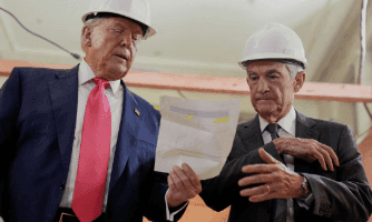 Tổng thống Donald Trump và Chủ tịch Fed Jerome Powell, minh họa sự không hài lòng và áp lực chính trị đối với chính sách tiền tệ của Fed.