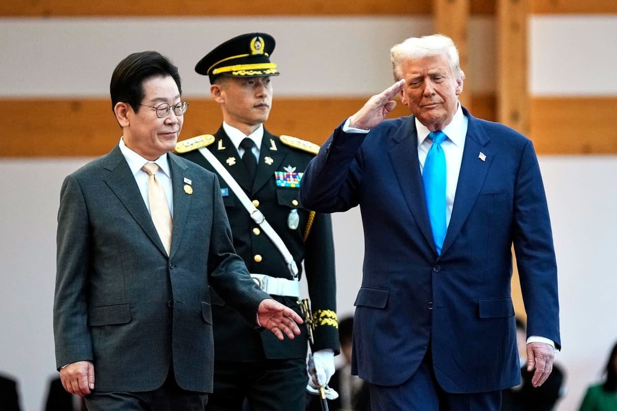 Tổng thống Donald Trump và Tổng thống Hàn Quốc Lee Jae Myung trong một sự kiện ngoại giao tại APEC.
