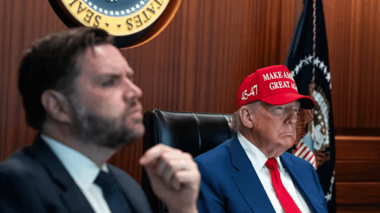 Tổng thống Donald Trump với chiếc mũ "Make America Great Again" trong một cuộc họp, thể hiện phong cách đàm phán khó lường.